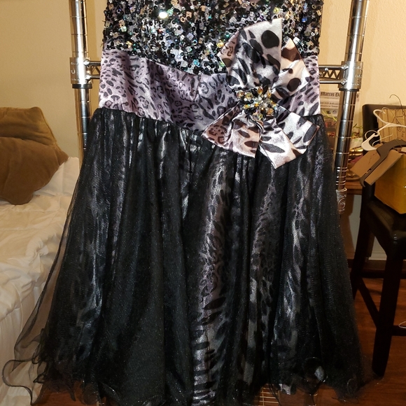 Dresses - Picture 4 of 5